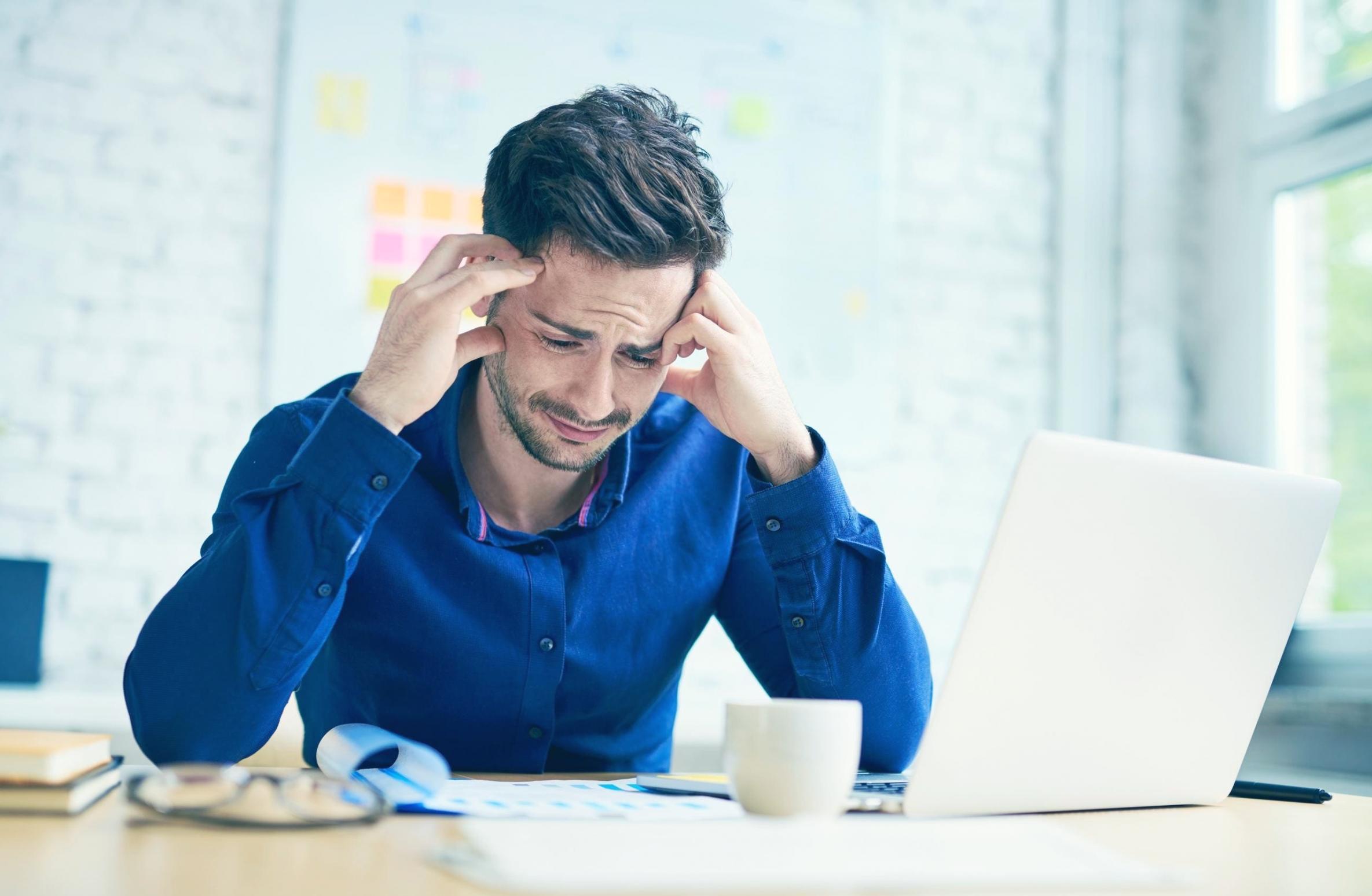 Arbeitsumgebung mit Laptop und Budgetierungstools